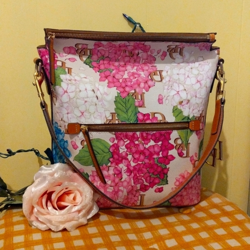 **NWT* Dooney and Bourke Large Hydrangea Hobo!!